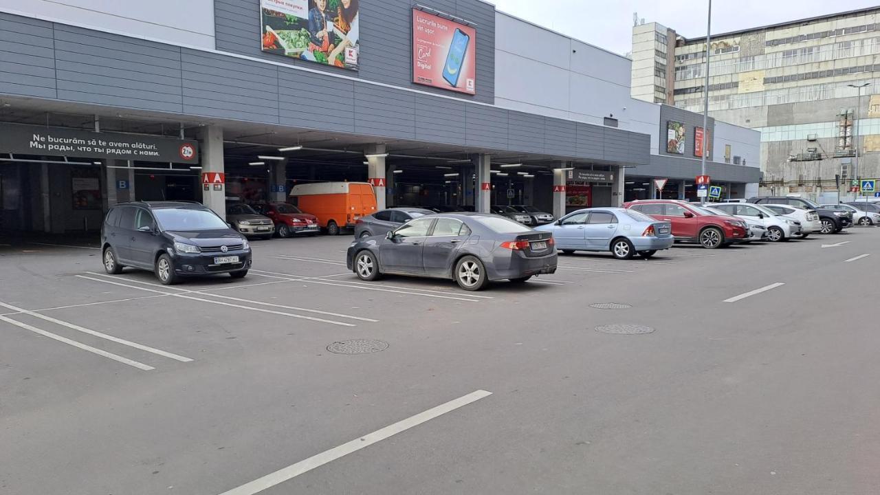 דירות צ'יסינאו Airport 24&24 Car Parking מראה חיצוני תמונה