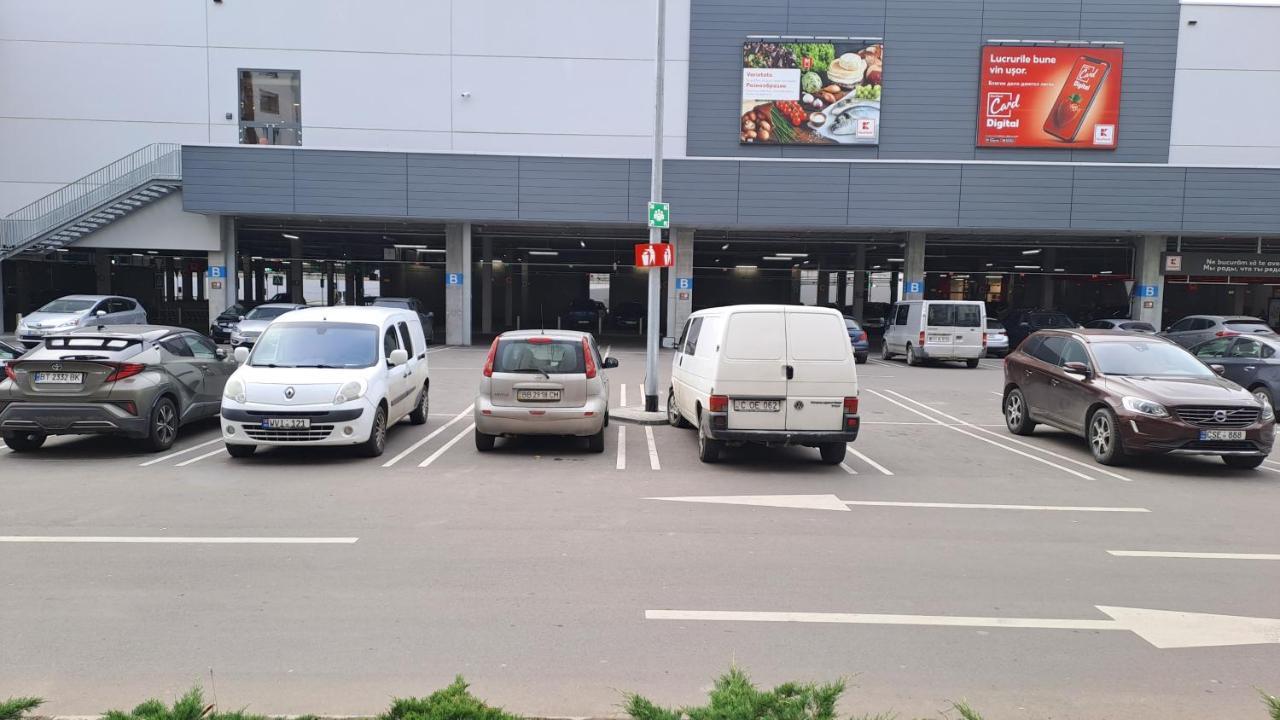 דירות צ'יסינאו Airport 24&24 Car Parking מראה חיצוני תמונה